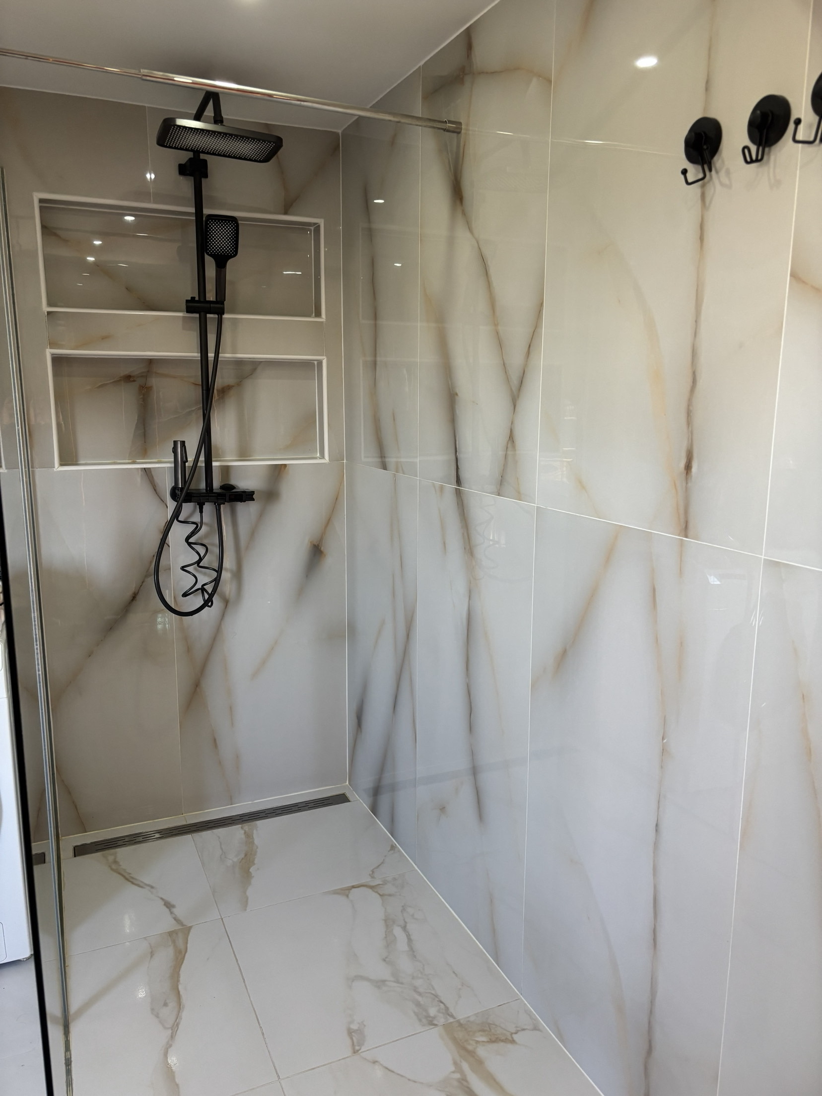 Inloopdouche met marmerlook tegels